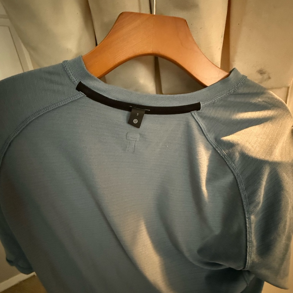 Men’s lululemon light blue T-shirt- used